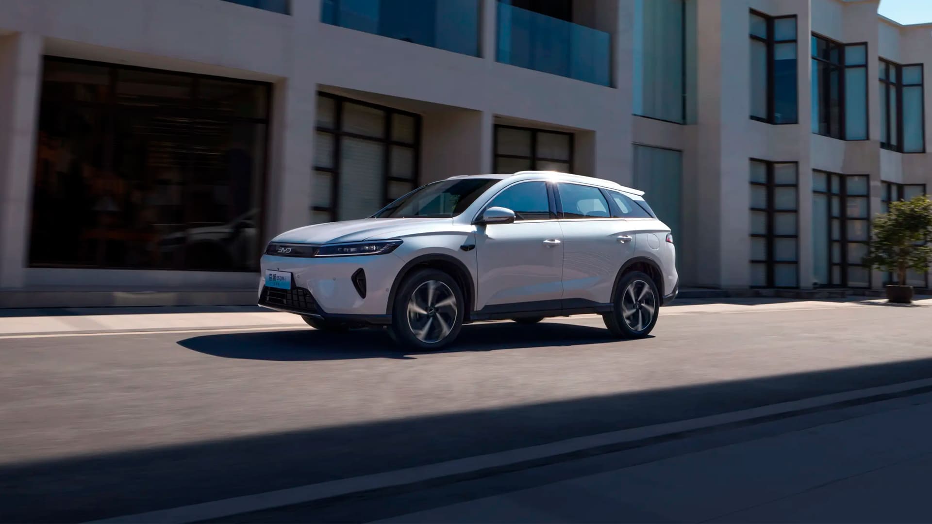 Електромобілі BYD Sea Lion 05 DM-i з Китаю